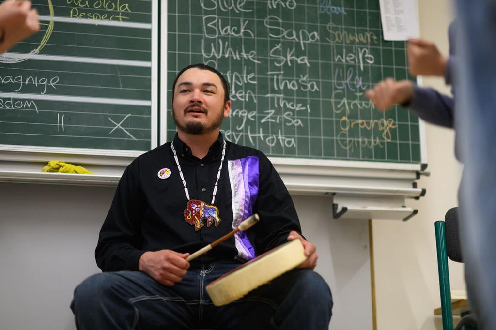 Vor den Karl-May-Festtagen besucht ein echter Lakota ausgewählte sächsische Grundschulen.