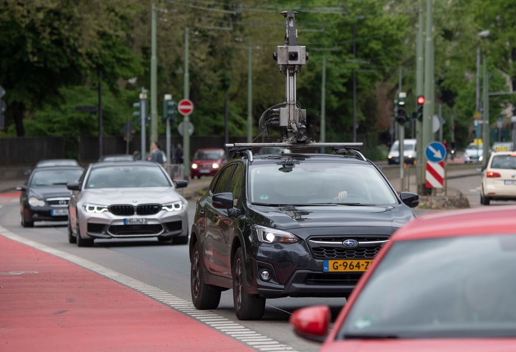 Durch deutsche Städte, wie hier in Frankfurt/Main, fahren immer mal wieder Fahrzeuge mit Kameras, um Straßen zu scannen, auch für private Angebote wie Google Streetview. (Symbolbild)