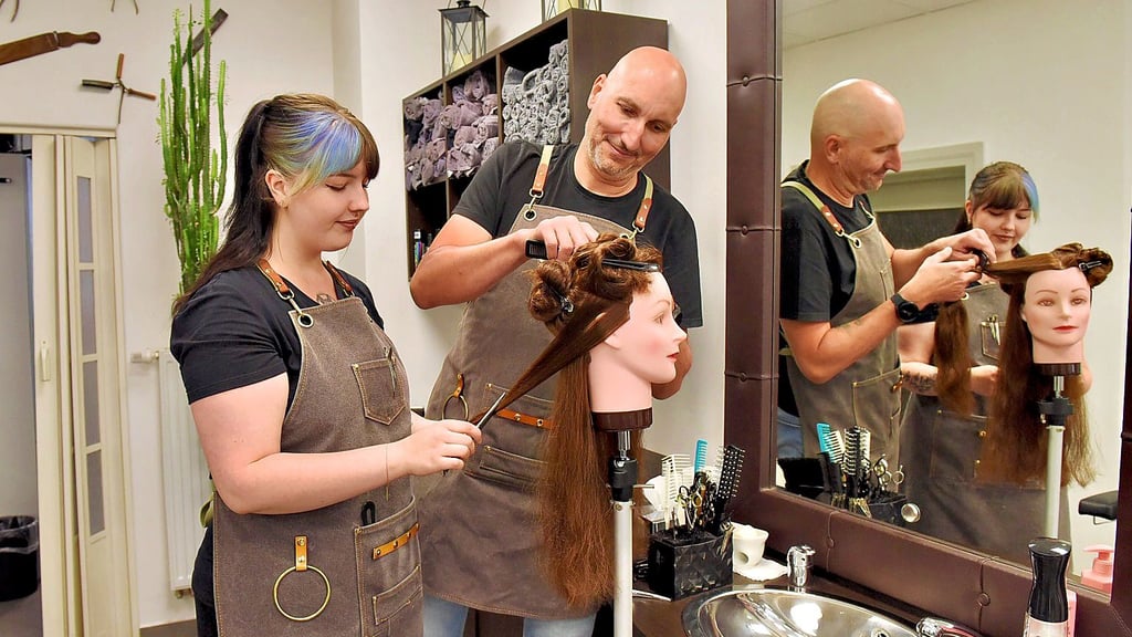 Bei Friseurmeister Mario Richter in Eisleben ist Leonie Metzenbauer beschäftigt. Die junge Frau erhielt vor zwei Jahren ihren Gesellenbrief.