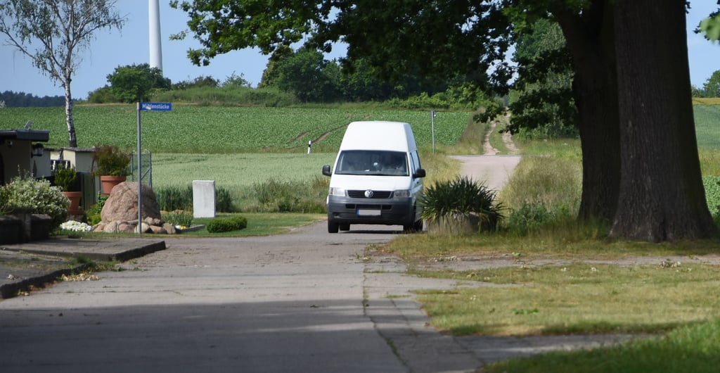 Obwohl aus Richtung Kreisstraße sogar ein komplettes Durchfahrtsverbot für den Stegel gilt, halten sich viele nicht daran, wie auch das Beispiel dieses Transporter-Fahrers zeigt.