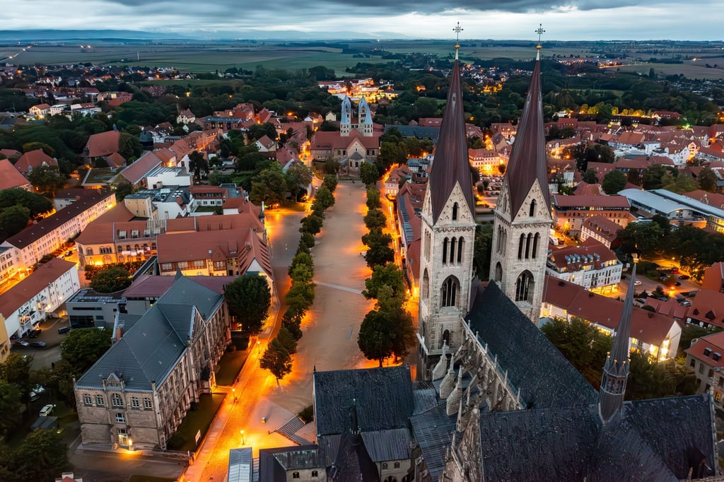 Blick auf Halberstadts Domplatz im Abendlicht. Der Domschatz ist der größte mittelalterliche Domschatz außerhalb des Vatikans und ist einer der touristischen Leuchttürme des Landes. Doch Halberstadt hat sehr viel mehr zu bieten.