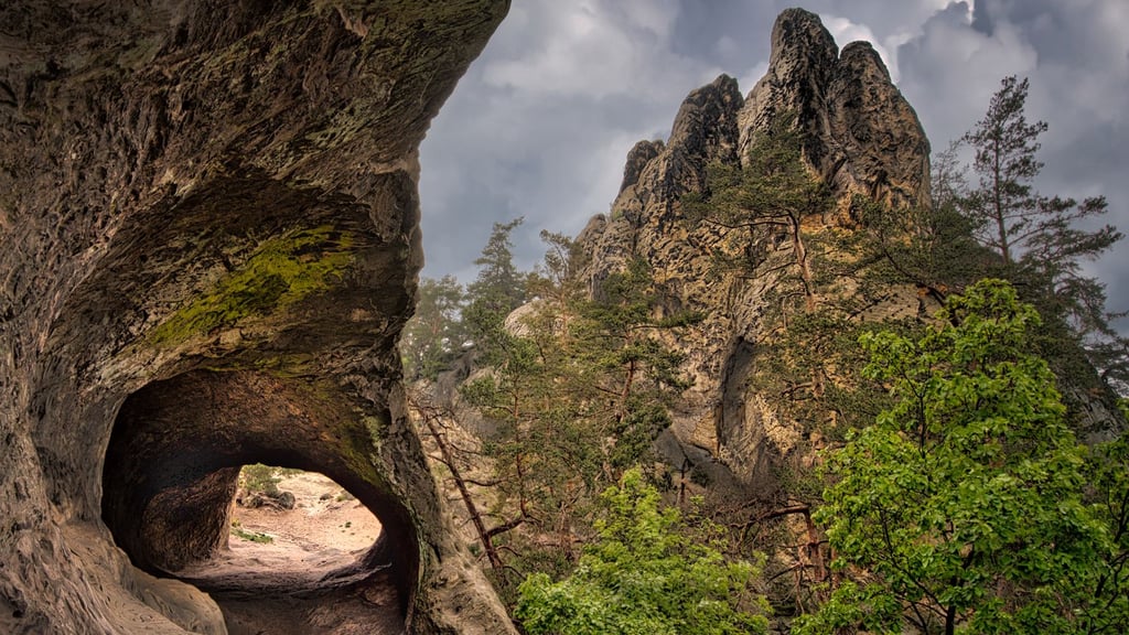 Wie auf einem Gemälde von Caspar David Friedrich: die Teufelsmauer bei Timmenrode mit einer Höhle und der Felsformation Hamburger Wappen (rechts).