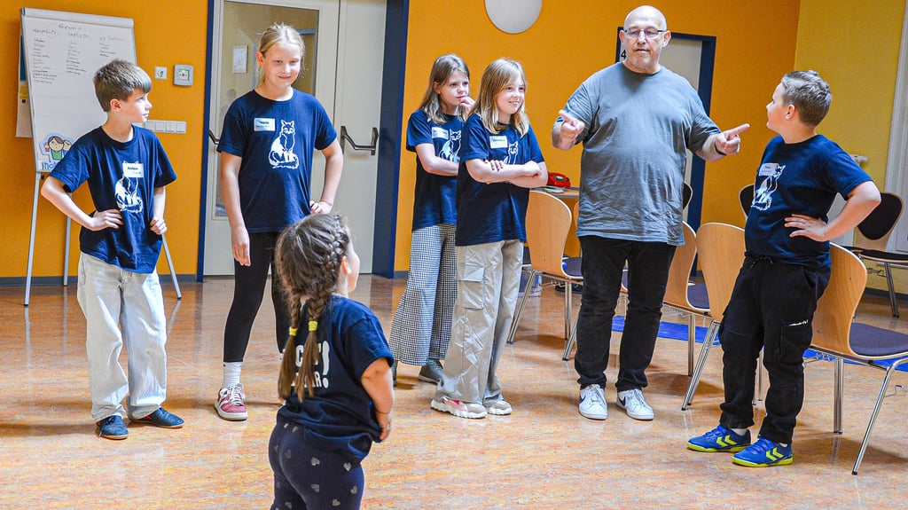 Die Schüler der 4b spielen unter Anleitung von Frank Lambrecht eine Situation nach, in der ein Kind verfolgt wird und Hilfe sucht.