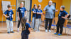 Die Schüler der 4b spielen unter Anleitung von Frank Lambrecht eine Situation nach, in der ein Kind verfolgt wird und Hilfe sucht.