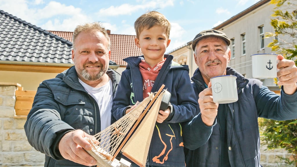 Michael Köhler (von links) und Sohn Kurt sowie Ingo Meissner setzten mit ihrem Stand bei den Hofflohmärkten vor allem auf Maritimes.