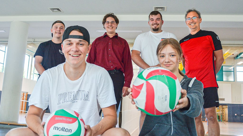 Am Kurfürst-Joachim-Friedrich-Gymnasium wird der Trainernachwuchs der Börde herangezogen. Ins Rollen gebracht hatte die Idee Matthias Waldschik (hinten rechts). Dabei sind auch die Gymnasial-Schüler Matti, Noah, Max, Moritz und Wiebke (von links).