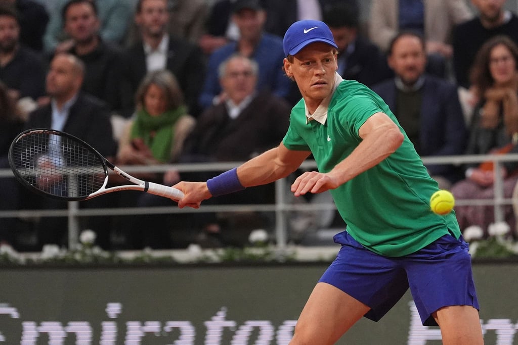 Jannik Sinner hat sein Auftaktspiel bei den French Open ohne große Mühe gewonnen.