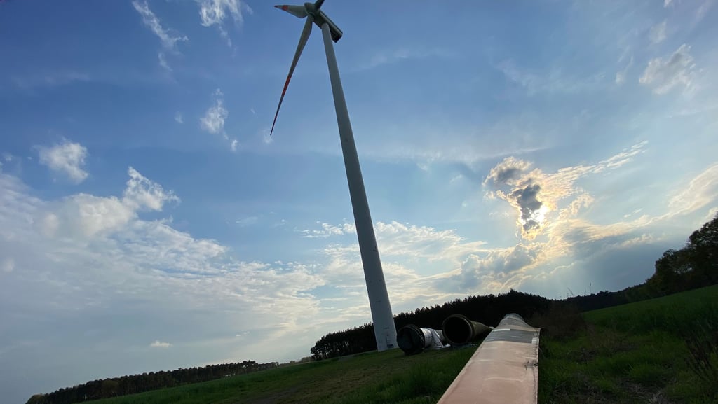 Im Sichauer Windpark in der Einheitsgemeinde Gardelegen liegen alte Rotorblätter seit Monaten. Anwohner fragen sich, was damit werden soll.