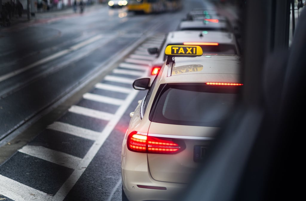 Zu dem Angriff kam es in einem Taxi. (Symbolbild)