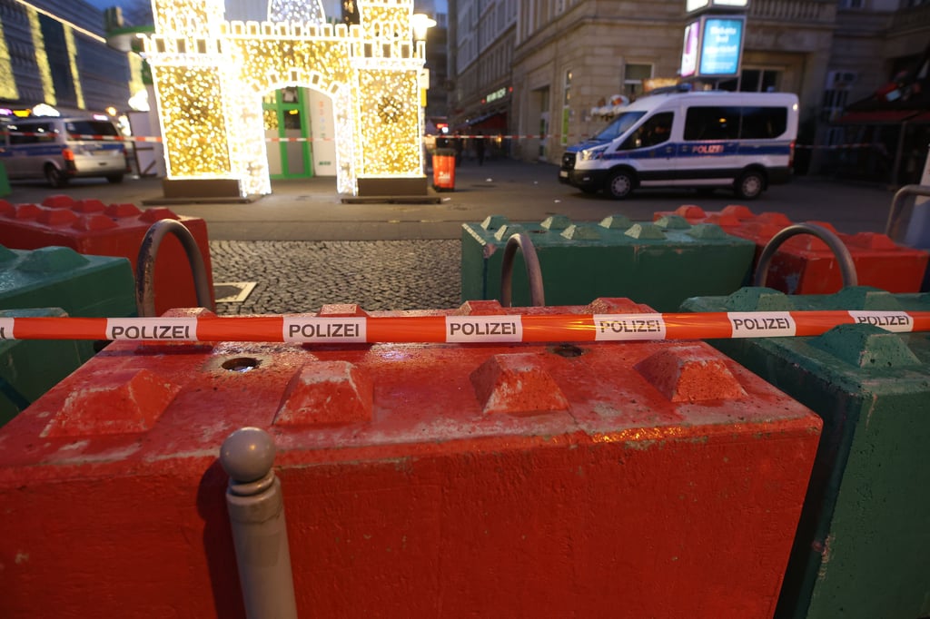 Betonsperren wenige Meter von der Stelle entfernt, an der am 20. Dezemer der Attentäter Taleb A. auf den Magdeburger Weihnachtsmarkt raste.