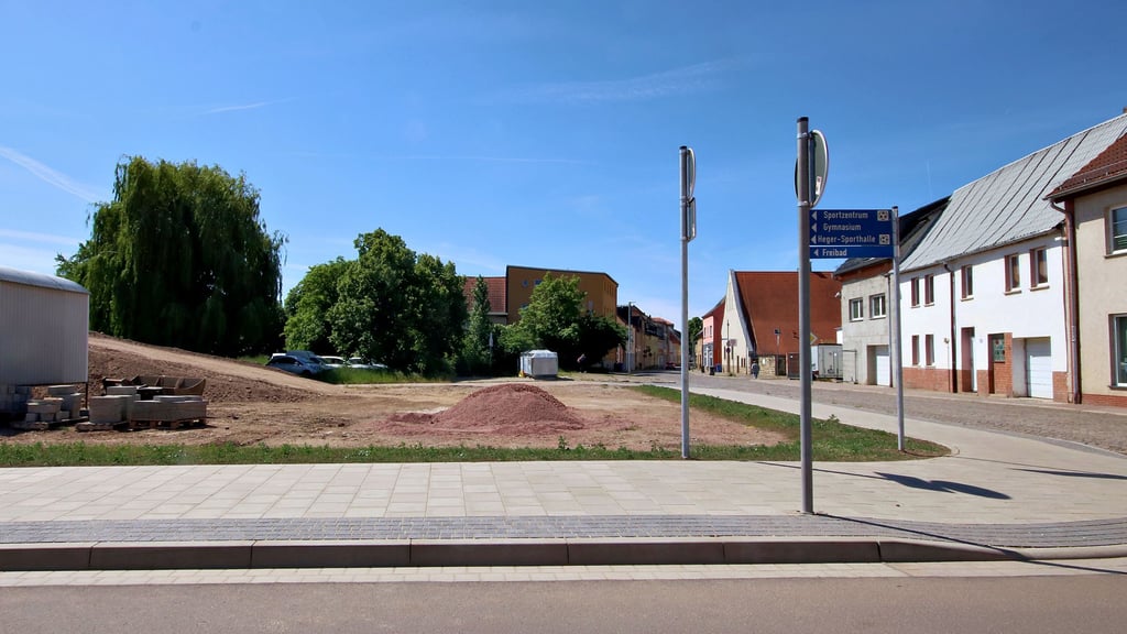 An der Schloßstraße soll der Bürgerpark entstehen. Die großen Bäume auf dem Areal sollen dabei erhalten bleiben.