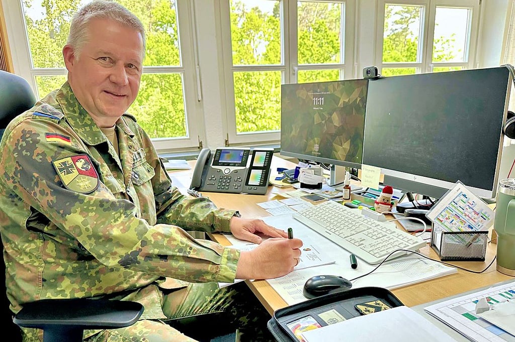 Oberst Christoph Schladt, Kommandeur des Logistikregimentes 1 "Clausewitz" in Burg.