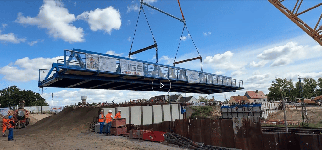 In Roßlau ist die Behelfsbrücke eingehoben worden.