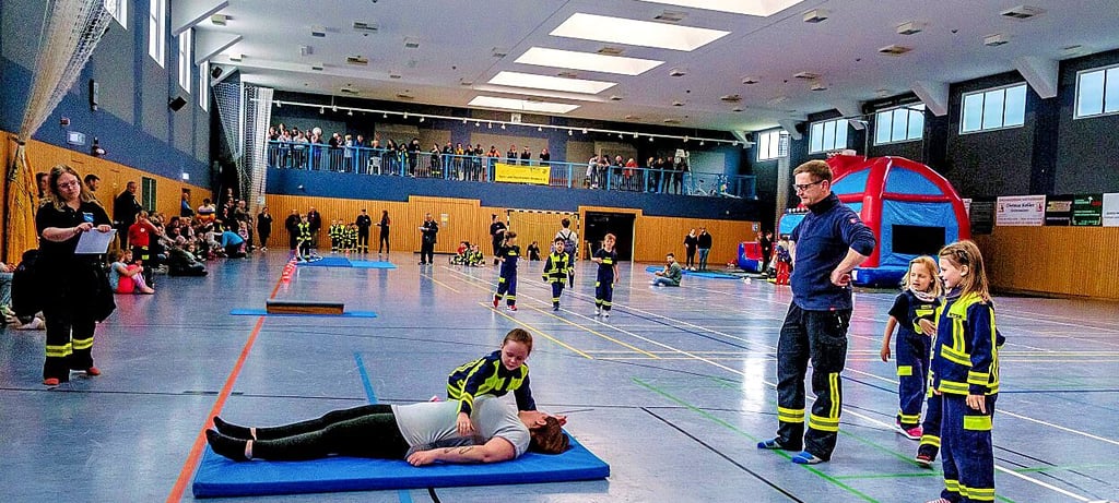 Aufgrund des Wetters ging es in die Turnhalle.