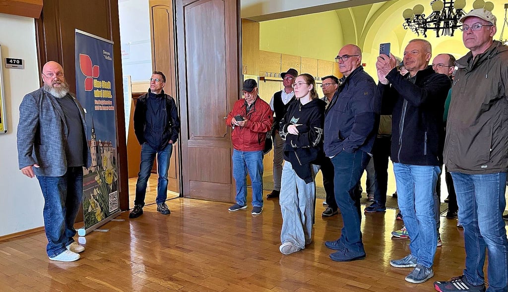 Ralf Schüler (links) erklärte den Besuchern das Dessauer Rathaus.