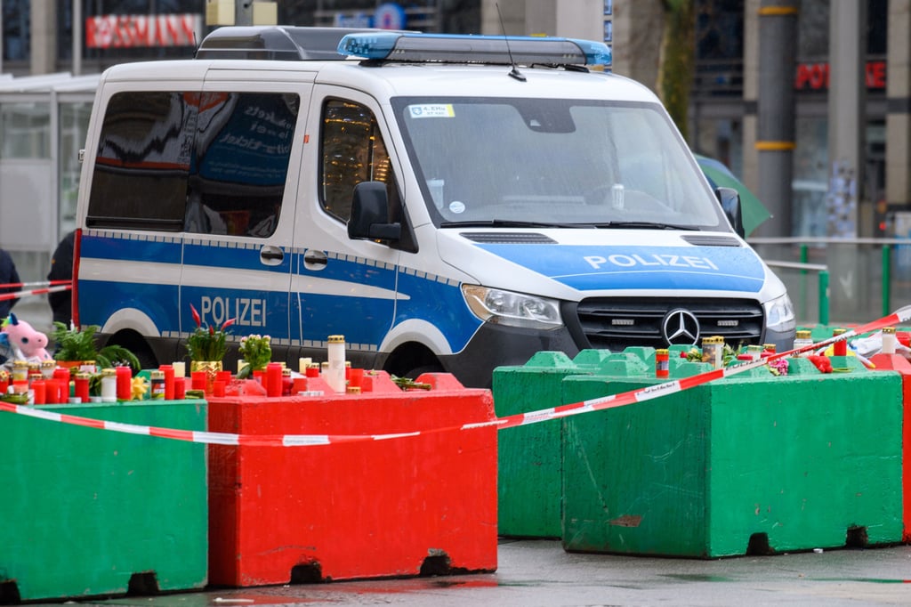 Diese Betonsperren sollten Anschläge auf den Magdeburger Weihnachtsmarkt verhindern. Zu große Lücken ermöglichten Attentäter Taleb A. dennoch eine Amokfahrt mit sechs Toten.