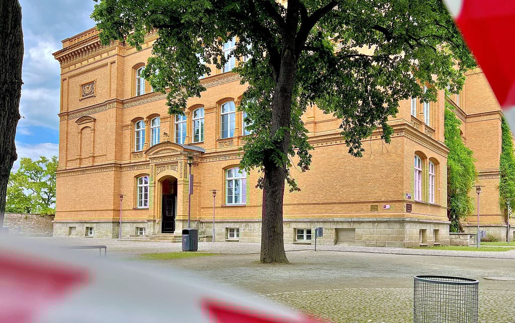Droh-Mail an Schulen: Eine Bombendrohung hat es am Montag für das Carolinum in Bernburg gegeben. Die Polizei räumte beide Schulgebäude zur Sicherheit.