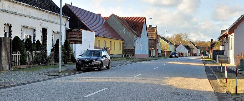 So präsentiert sich die Altenplathower Straße heute. Gehwegbereiche sind nicht mehr gut und Rawege gibt es gar nicht.