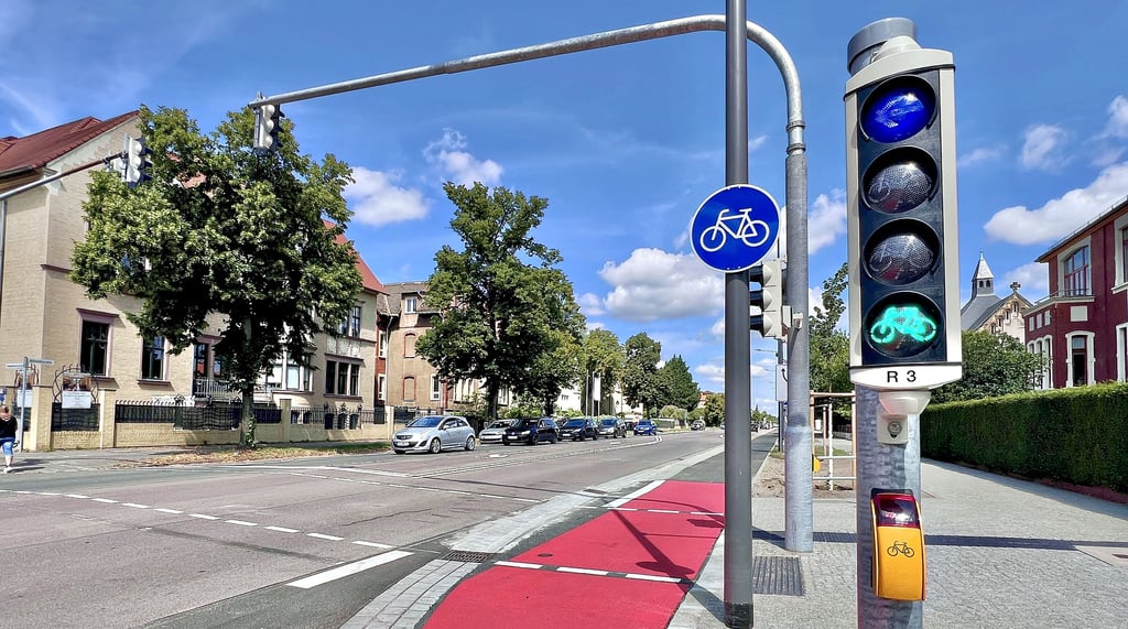 Extra markierte Radwege, wie hier in der Albrechtstraße, könnte es in Dessau-Roßlau bald häufiger geben.