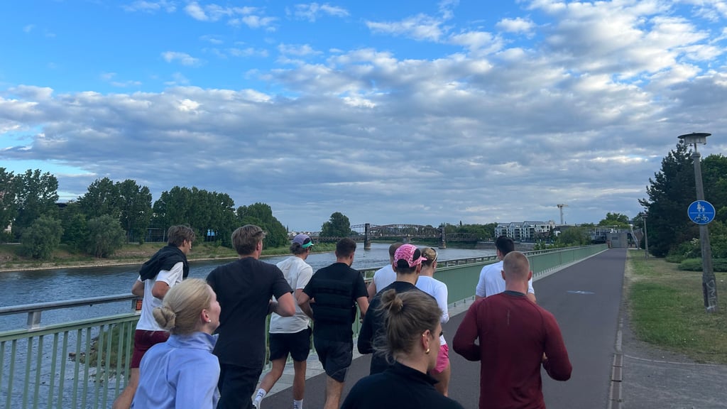 Mit fremden Menschen Sport zu treiben liegt aktuell im Trend. Zwei Magdeburger bieten in der Elbestadt nun das Konzept Social Run an.