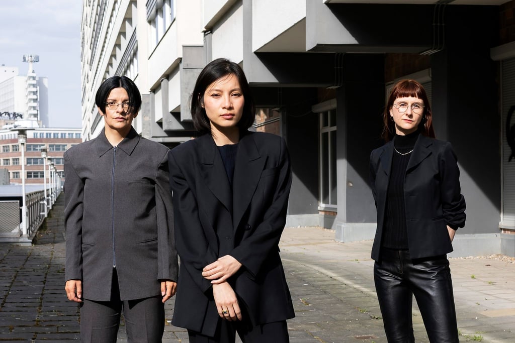 Von links nach rechts: die Künstlerinnen Henrike Naumann und Sung Tieu neben der Kuratorin Kathleen Reinhardt.