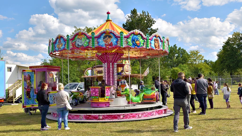 Bei strahlendem Sonnenschein haben Groß und Klein Freude am „Vergnügungspark“ des diesjährigen Heimatfests in Groß Naundorf.