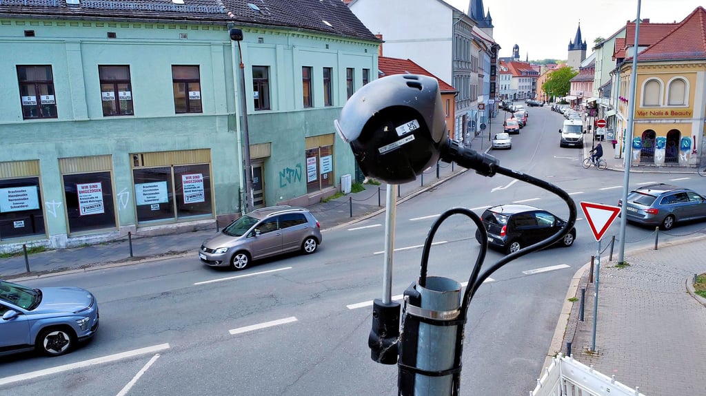 Diese Kamera hat den Verkehr am Ascherslebener Johannisplatz im Blick.