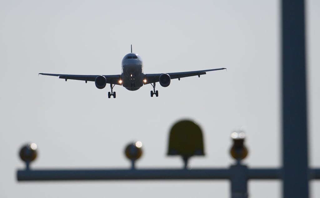 Ein Ferienflieger aus Griechenland im Landeanflug auf Dresden. Der Airport ist bei weitem nicht ausgelastet.