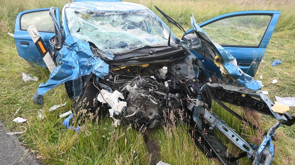 Auf der L19 bei Bandau hat sich ein schwerer Verkehrsunfall ereignet. Die Polizei berichtet von vier verletzten Personen, zwei davon schwer.