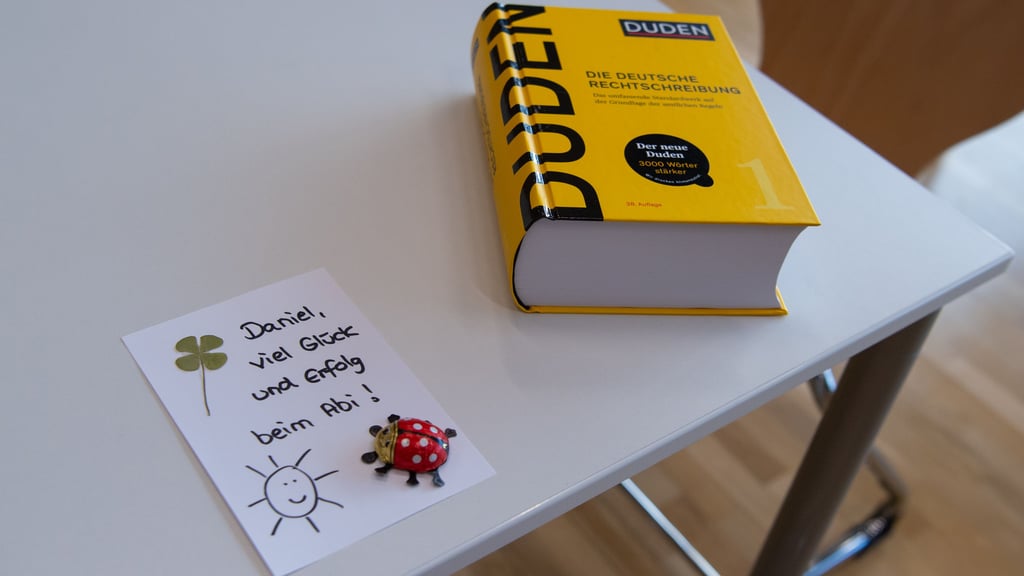 Schülerinnen und Schüler in Sachsen-Anhalt haben die schriftliche Abiturprüfung im Fach Deutsch inzwischen hinter sich.