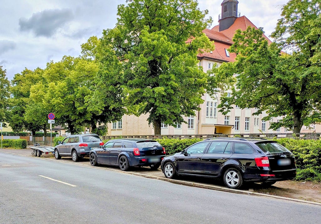 Heiß begehrt sind diese Parkflächen an der Liebknecht-Schule an der Welsleber Straße in Schönebeck. Autowerkstatt samt Kunden sowie Anwohner und Eltern konkurrieren um die wenigen Parkplätze.