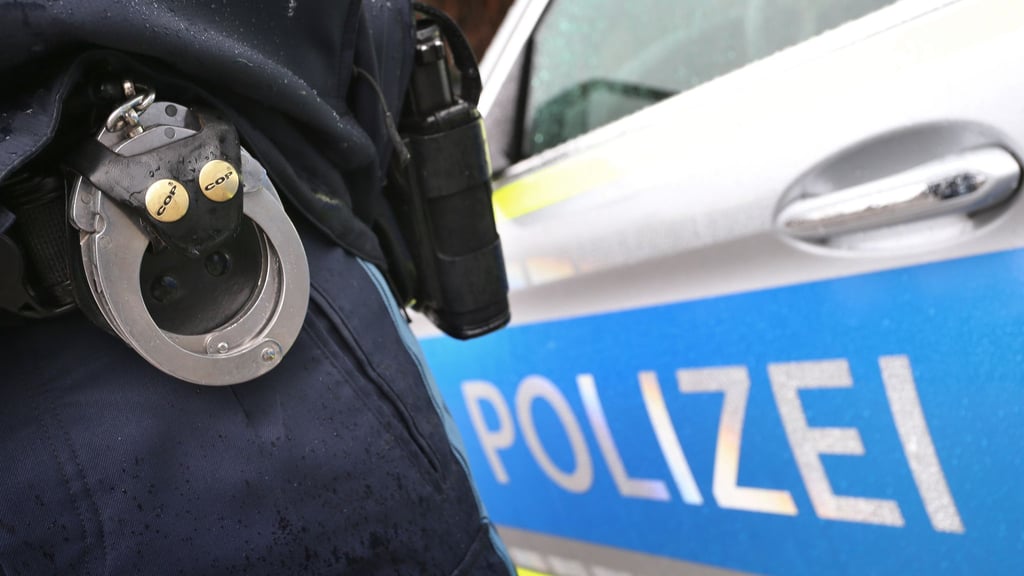 Ein Supermarkt-Angestellter wurde am Mittwochnachmittag in Halle bei einem räuberischen Diebstahl verletzt.