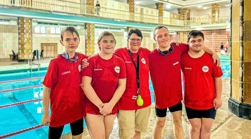 Eingespieltes Team: Lukka, Karolina, Joel und Konrad (von links) gehören zur inklusiven Schwimmgruppe, die Steffi Wiebach (Mitte) trainiert.