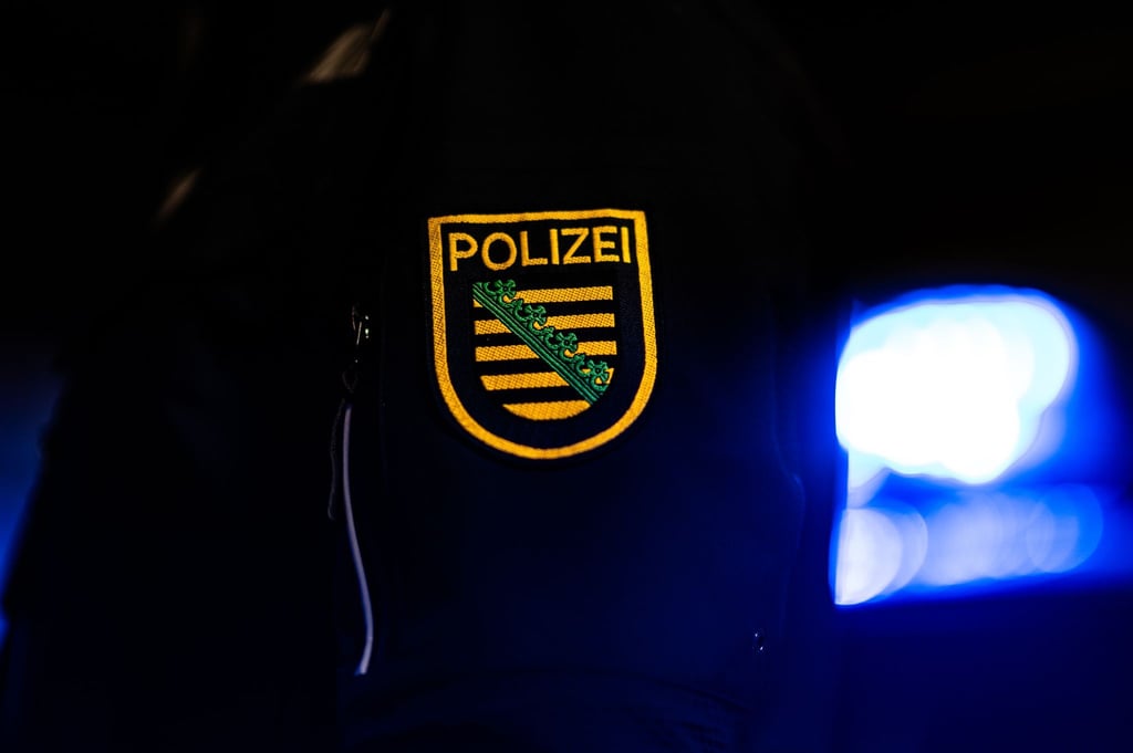 Der Mann wurde von der Feuerwehr schwer verletzt aus der Wohnung gerettet. (Archivbild)