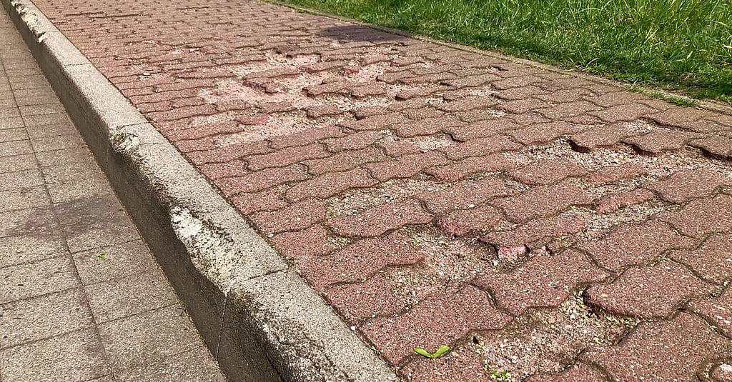 Ein Teil des Gehweges in der Fröbelstraße ist in desolatem Zustand.