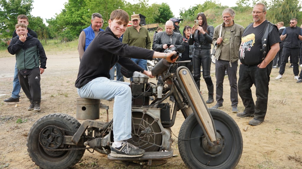 Nein, das ist keine Simson. Trotzdem wagt sich Ole Ahlers auf den Eigenbau von Andreas Fritsche (r.)