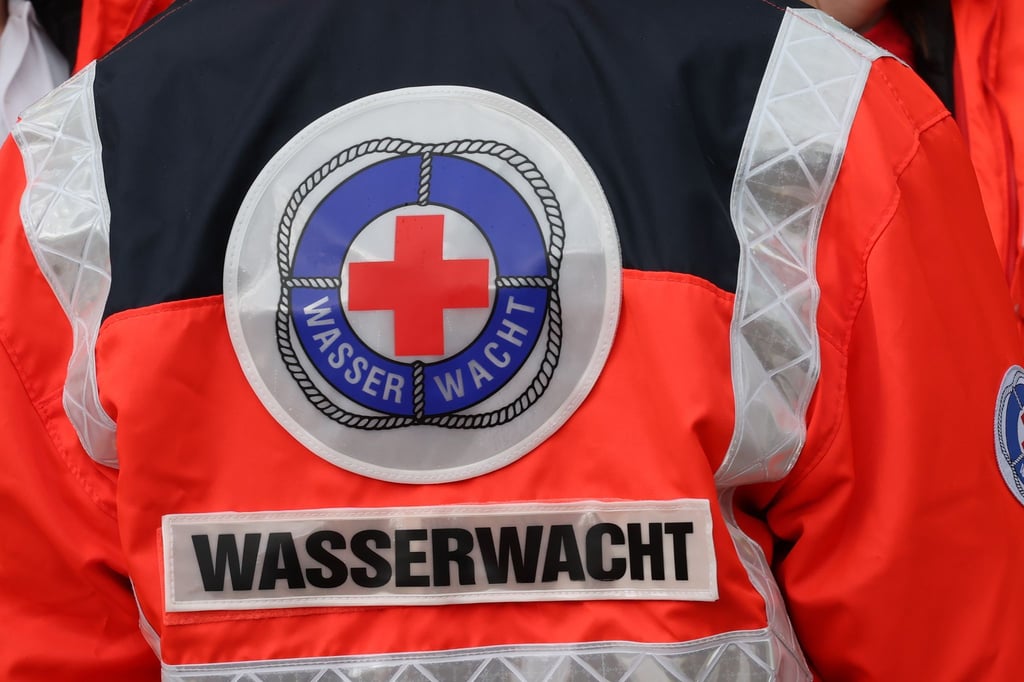 Besonders wenn es ums Schwimmen in Naturgewässern geht, rät die Wasserwacht des Deutschen Roten Kreuz zu verstärkter Vorsicht. (Archivbild)