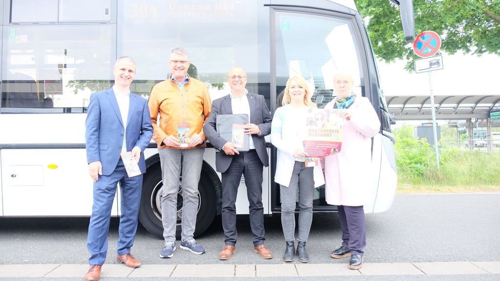 Andreas Fischer und Holger Zubke, Jörg Hartmann sowie Anika Kinnemann und Elke Witt (v. l.) laden zur Busfahrt mit der Welterbe-Linie ein.