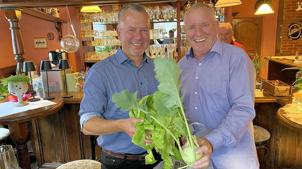 Ausgefallenes Geschenk zum Wahlerfolg: Von Stadtratsmitglied Horst Janas (Die Linke, rechts) bekam der alte und neue Bürgermeister Nico Schulz (links) frisches Gemüse.