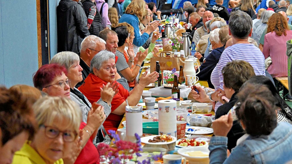 Witterungsbedingt wurde der Bürger-Brunch kurzfristig in die Sporthalle „Alter Speicher“ in Hoym verlegt. Das war auch nötig, im KUF24 hätte man nur einen Burchteil der Besucher unterbringen können.