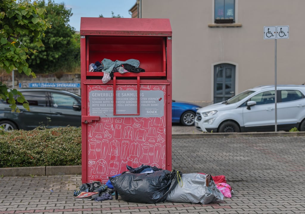 Vermüllte Altkleider-Container sind derzeit nicht nur in Hohenmölsen, sondern im gesamten Kreisgebiet wie auch auf diesem Foto in Teuchern ein Problem.