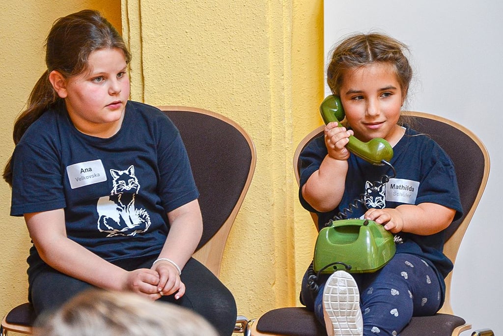 Ana und Mathilda dürfen im Rollenspiel die Polizei benachrichtigen.