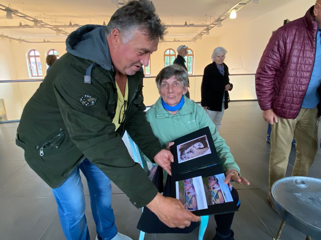 Bei der ersten Pop-up-Galerie in Halberstadt kam man ins Gespräch - über die Bilder an den Wänden oder wie hier über Fotos einer von Tara Winzer gestalteten Garagenfassade in Klein Quenstedt.