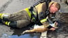 Eine der beiden Katzen wird hier von Feuerwehrmann Dustin Joo mit Sauerstoff beatmet.