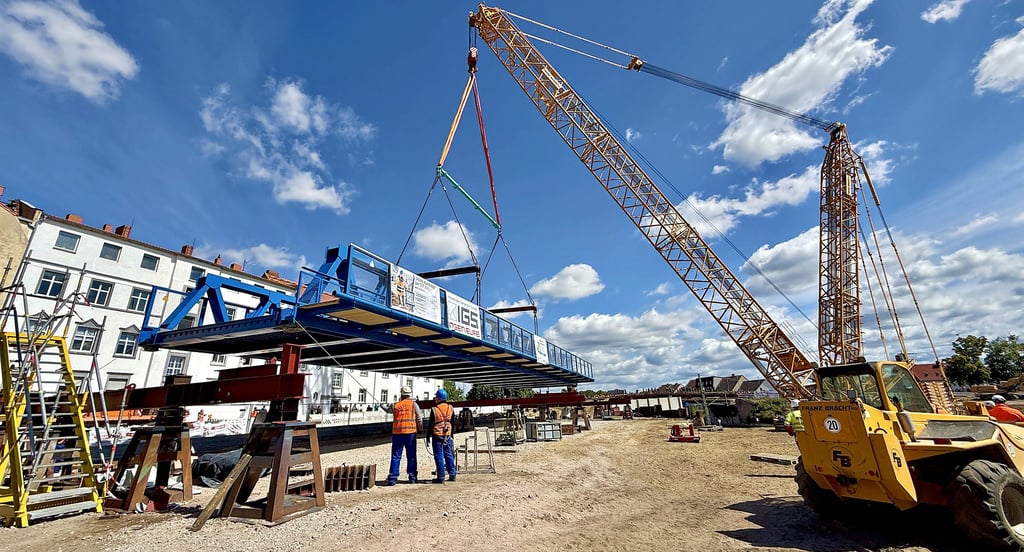 Einhub der Behelfsbrücke für die Zerbster Brücke in Roßlau.