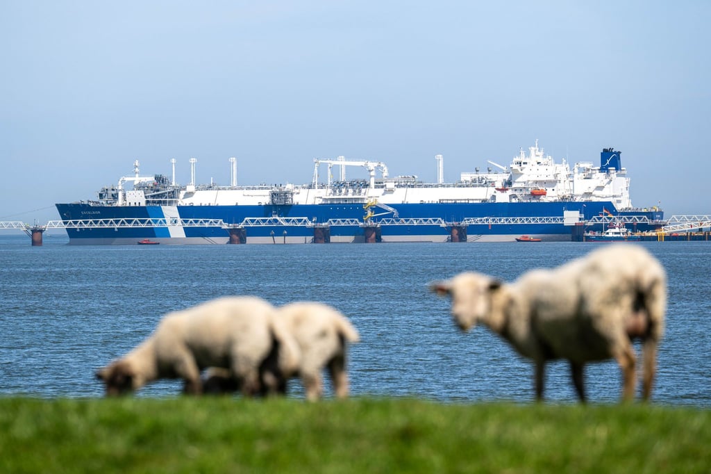 Von dem Terminalschiff „Excelsior“ wird seit Freitag Gas ins deutsche Gasnetz eingespeist. (Archivbild).