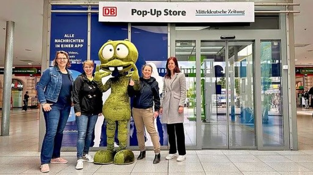 Planen gemeinsam das Fest (von links): Anja Mall von den Mallikids, Natalie Henke vom Bahnhofsmagement, Jessica Quick von der MZ und Annemarie Holtzsch vom Golfclub. Naturlich darf Maskottchen Galaktikus nicht fehlen.