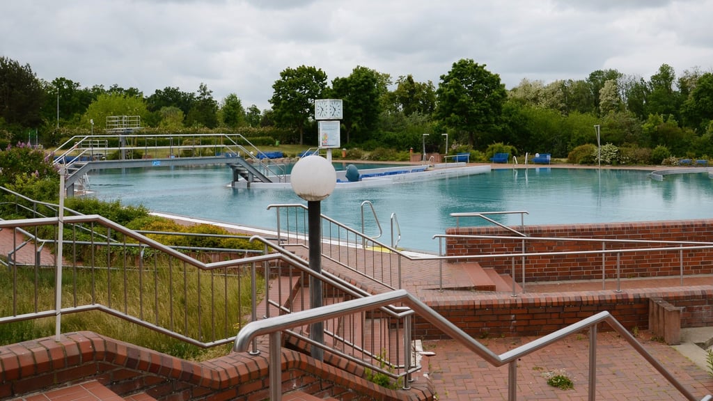 Noch ist das Zerbster Freibad verwaist. Doch die Saisoneröffung naht.