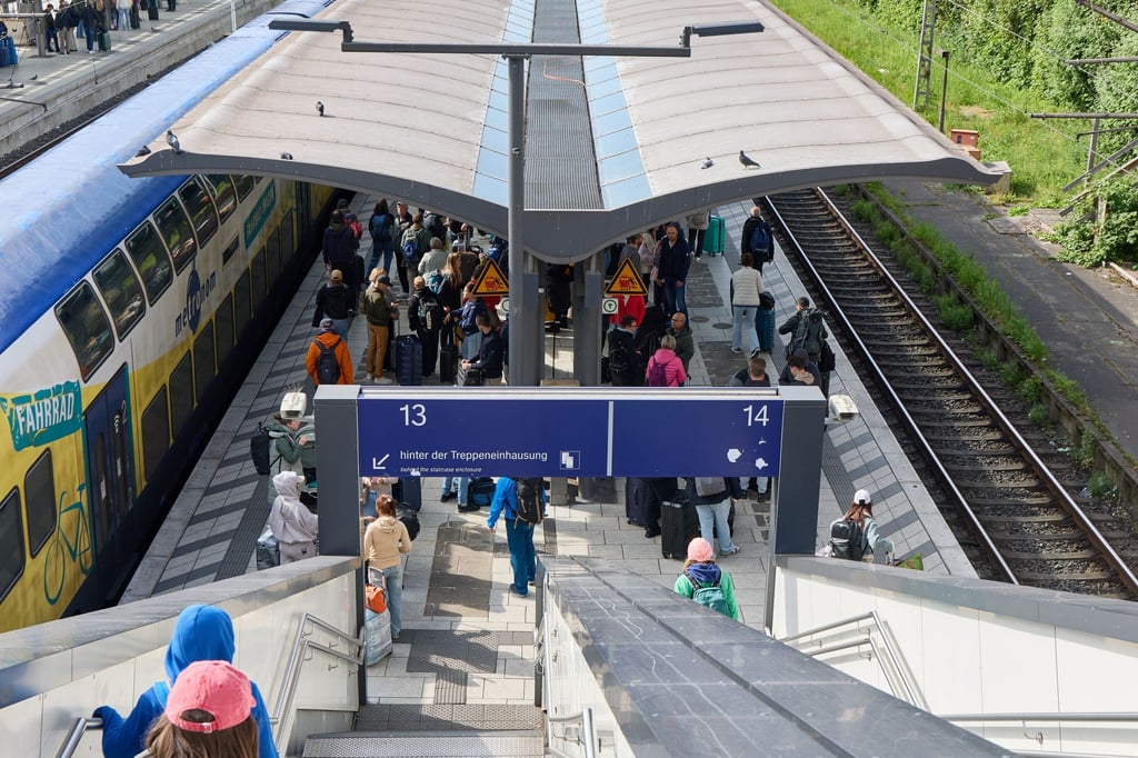 Nach der Messerattacke am Hamburger Hauptbahnhof wird eine Entlastung des oft überfüllten Verkehrsknotens gefordert.