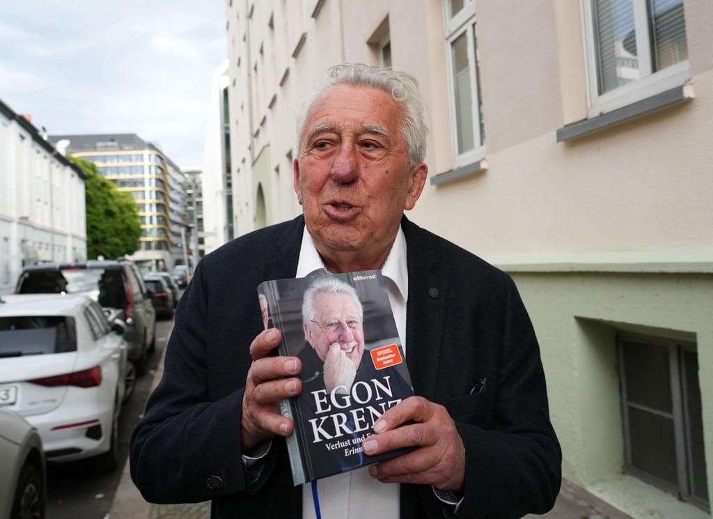 Der frühere DDR-Staatsratschef Egon Krenz hat den letzten Band seiner Autobiografie vorgestellt.